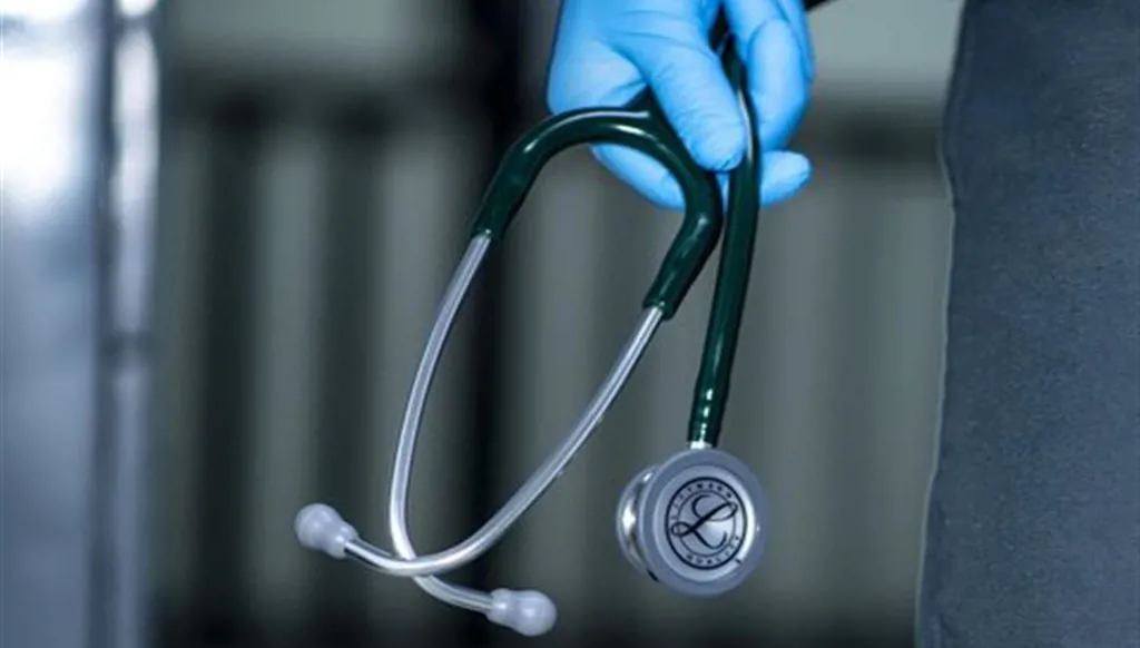 طبيب يترك مهنته ليُربّي الذباب!‏