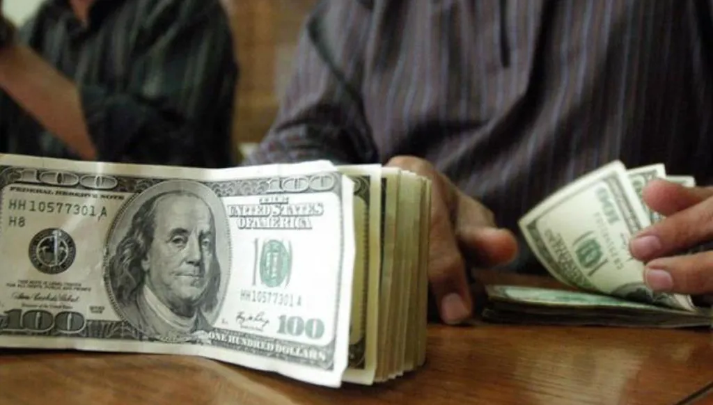 الدولار يتجه لتسجيل أسوأ أداء أسبوعي