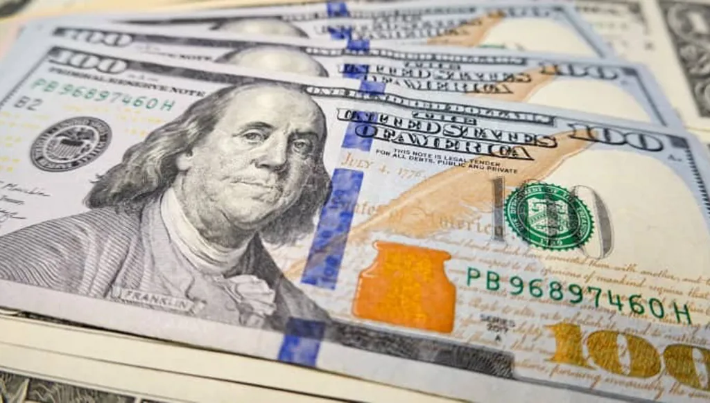 الدولار يتّجه لمكاسب أسبوعية