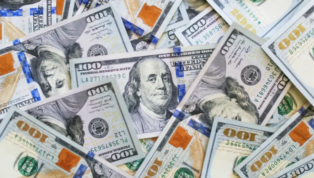 تراجع الدولار أمام الين والفرنك السويسري... واليوان يهبط