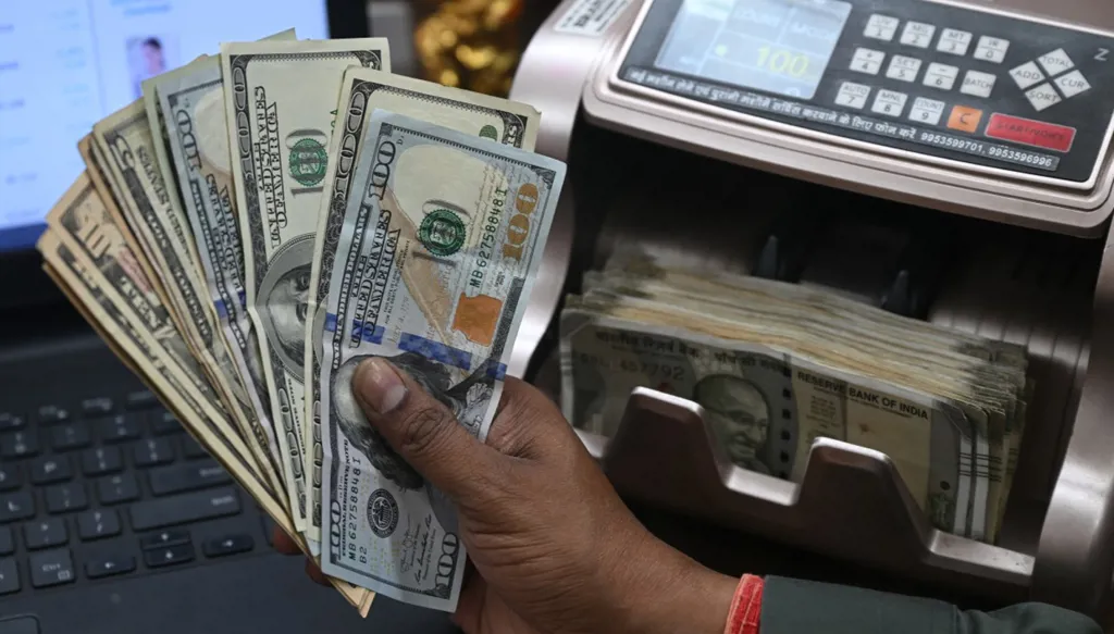 تردّدات رسوم ترامب وتعليق قراره... الدولار يتراجع