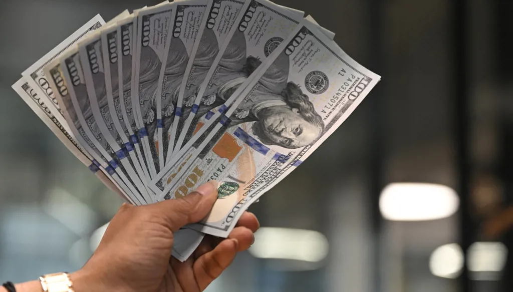 الأسواق تراقب قرار ترامب... الدولار يتراجع 1% مقابل اليورو