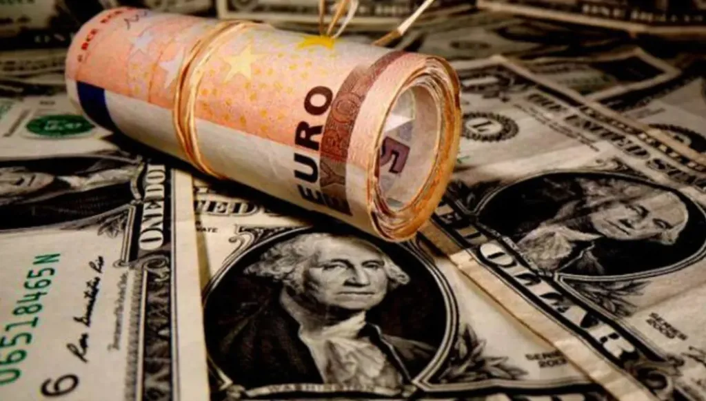 الدولار يتراجع أكثر من 2,6% أمام اليورو