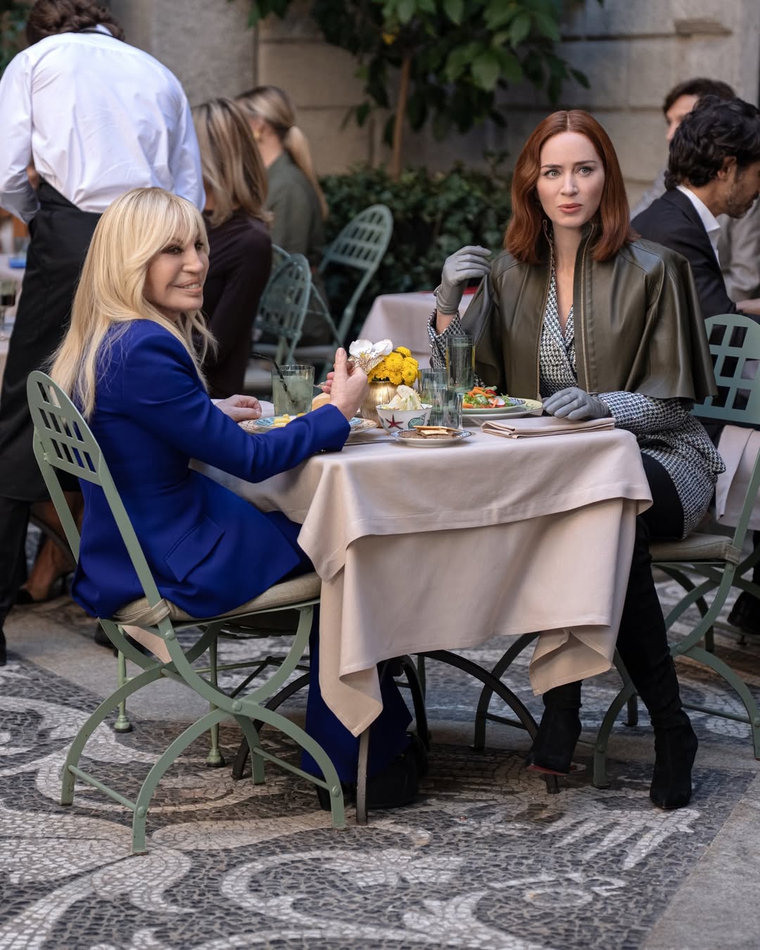 إيميلي ودوناتيلا فيرساتشي في مشهد من فيلم The Devil wears Prada 2 (انستغرام)