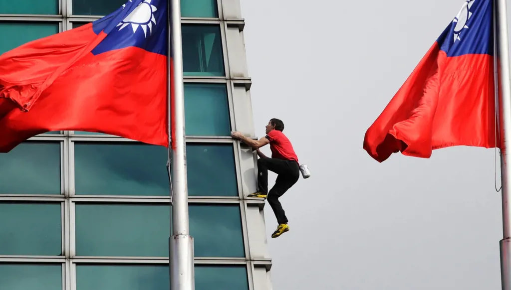 أميركي يتسلّق "تايبيه 101" بلا حبال خلال بثّ مباشر... ونقاش أخلاقي حول المخاطر! (فيديو)