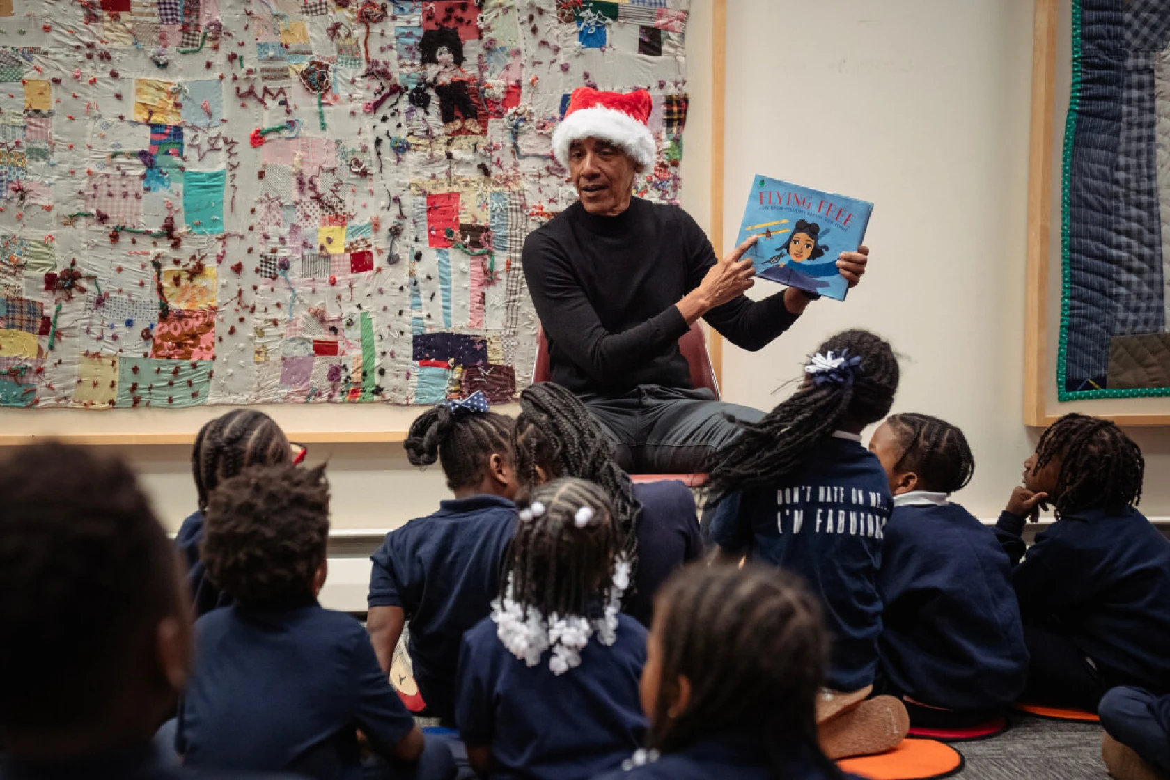 الرئيس الأميركي السابق باراك أوباما يقرأ للأطفال من مدرسة بورك الابتدائية في فرع مكتبة بيسي كولمان العامة في شيكاغو بوودلون (جيسون وامبزغانس / شيكاغو تريبيون).