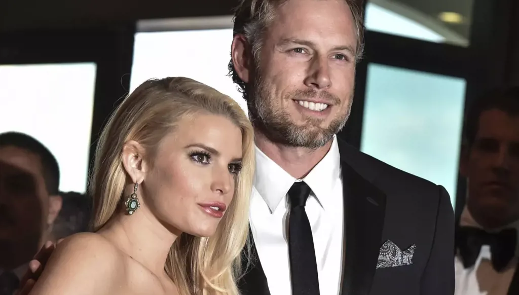 انفصال جيسيكا سيمبسون وإريك جونسون بعد عقد من الزواج