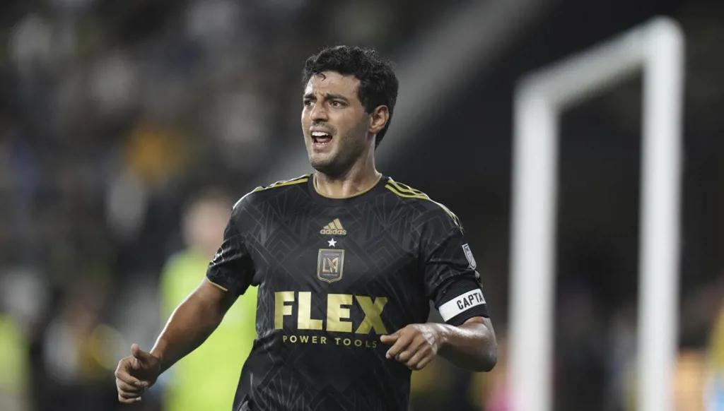 كارلوس فيلا يودع كرة القدم برسالة مؤثرة