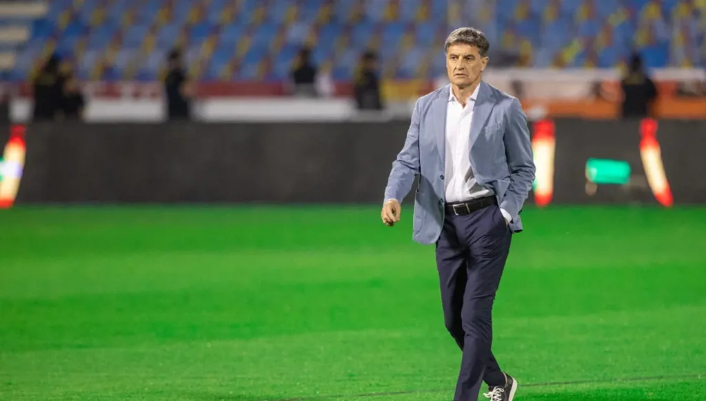 القادسية السعودي ينهي عقد مدربه الإسباني