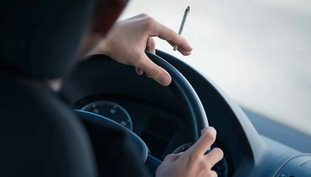 بالفيديو- هكذا انتقم سائق غاضب لسيارته الصغيرة من شاحنة كبيرة 