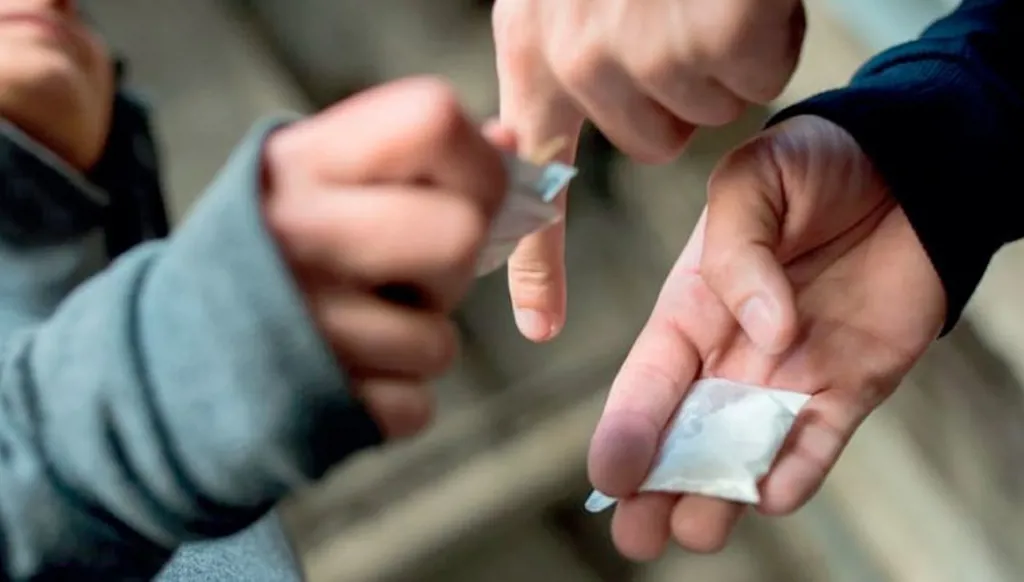 أعطوه الكيس وأرسلوه عبر الحاجز… فتى تائه يوقع مروّجين شرقي لبنان