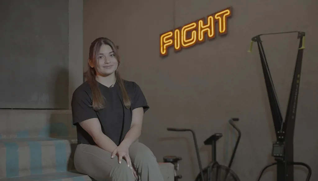 تحدت التقاليد وحملت الحديد... يارا حداد لبنانية تعيد تعريف القوة والجمال (فيديو)