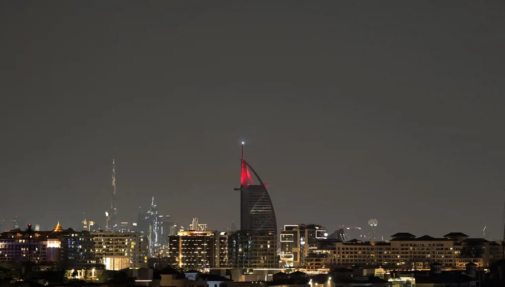 سقوط شظايا على واجهة أحد الأبراج في دبي