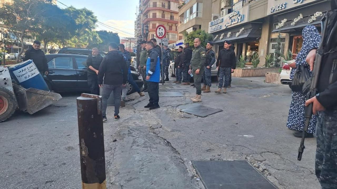 دورية في طرابلس لإزالة المخالفات والبسطات. (رسمي)