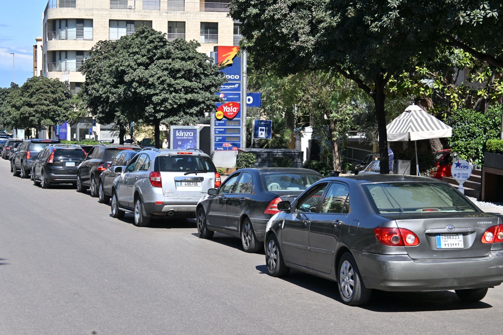 زحمة على محطات البنزين. (حسام شبارو)