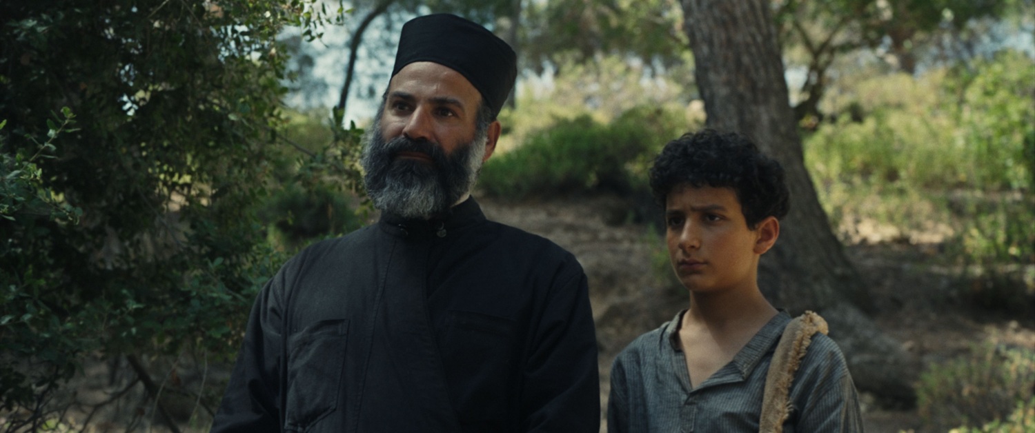 كاهن الضيعة وابنه. (ملف الفيلم)