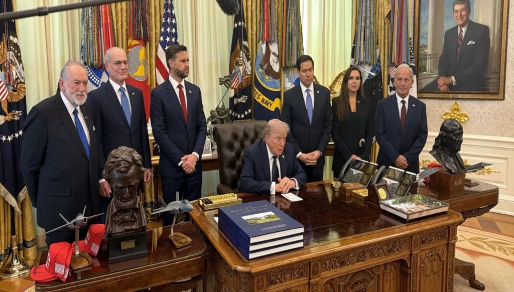 دونالد ترامب يتوسط الوفدين اللبناني والإسرائيلي في البيت الأبيض (إكس).