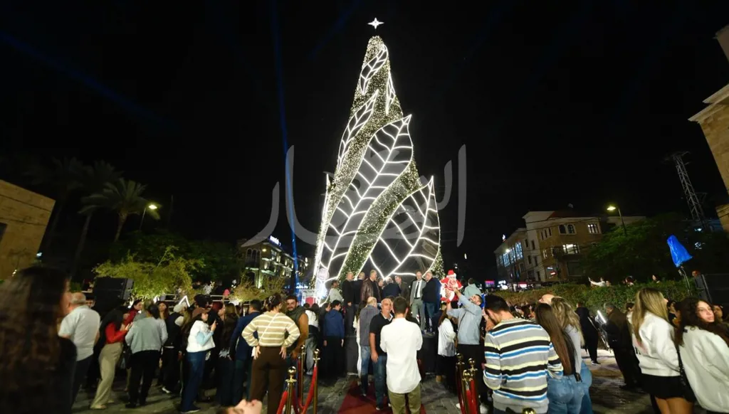 بالصور- بلدية جبيل تُضيء مغارة الميلاد وزينة العيد