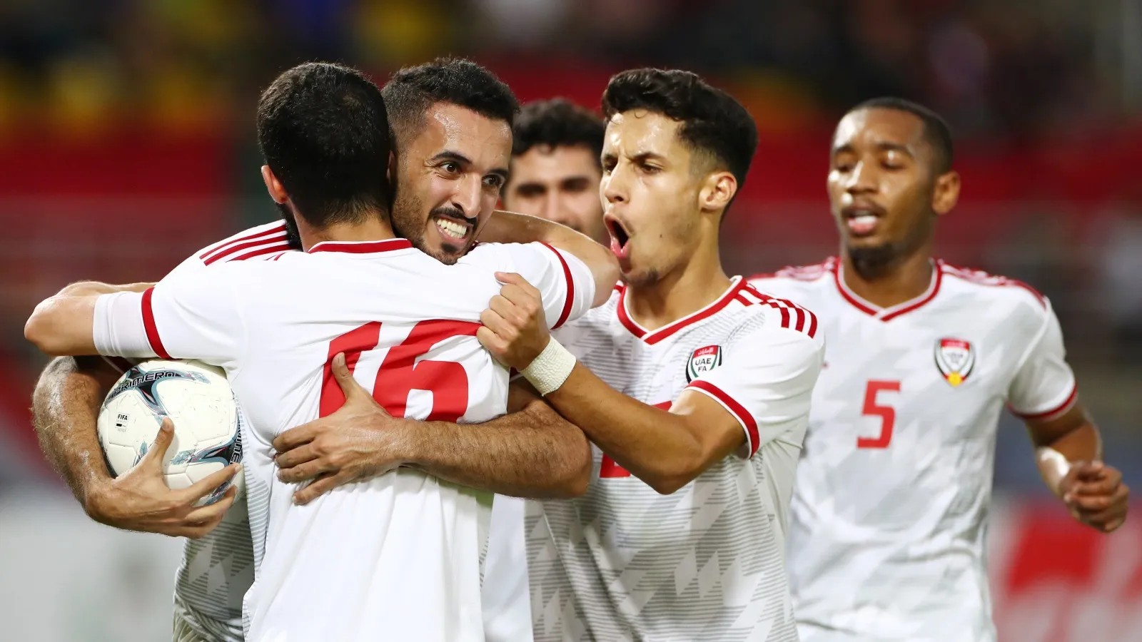 علي مبخوت مع زملائه. (موقع الاتحاد الإماراتي)