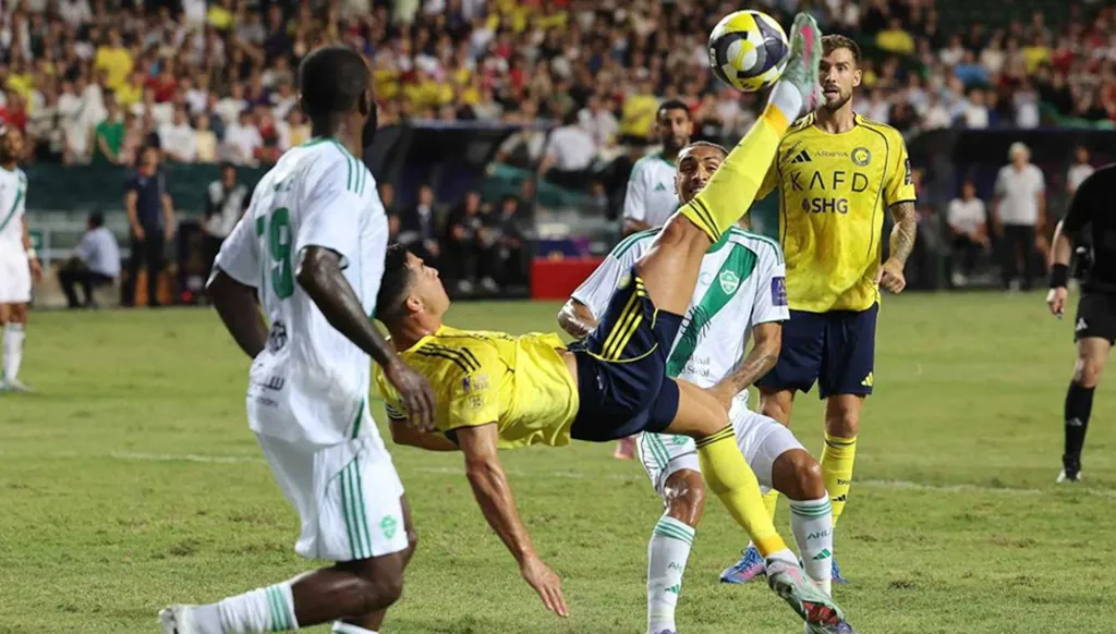 موعد "الكلاسيكو" بين الأهلي والنصر في الدوري السعودي والقناة الناقلة