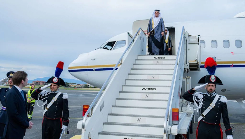 نيابة عن رئيس الإمارات.. سعود بن صقر يصل روما لحضور مراسم تنصيب البابا لاوون الرابع عشر