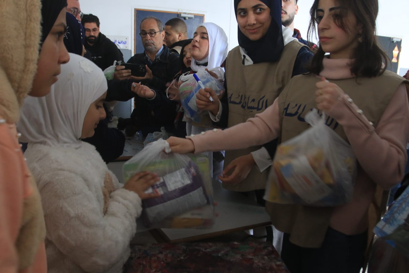 فتيات يوزعن هدايا على الأطفال.
