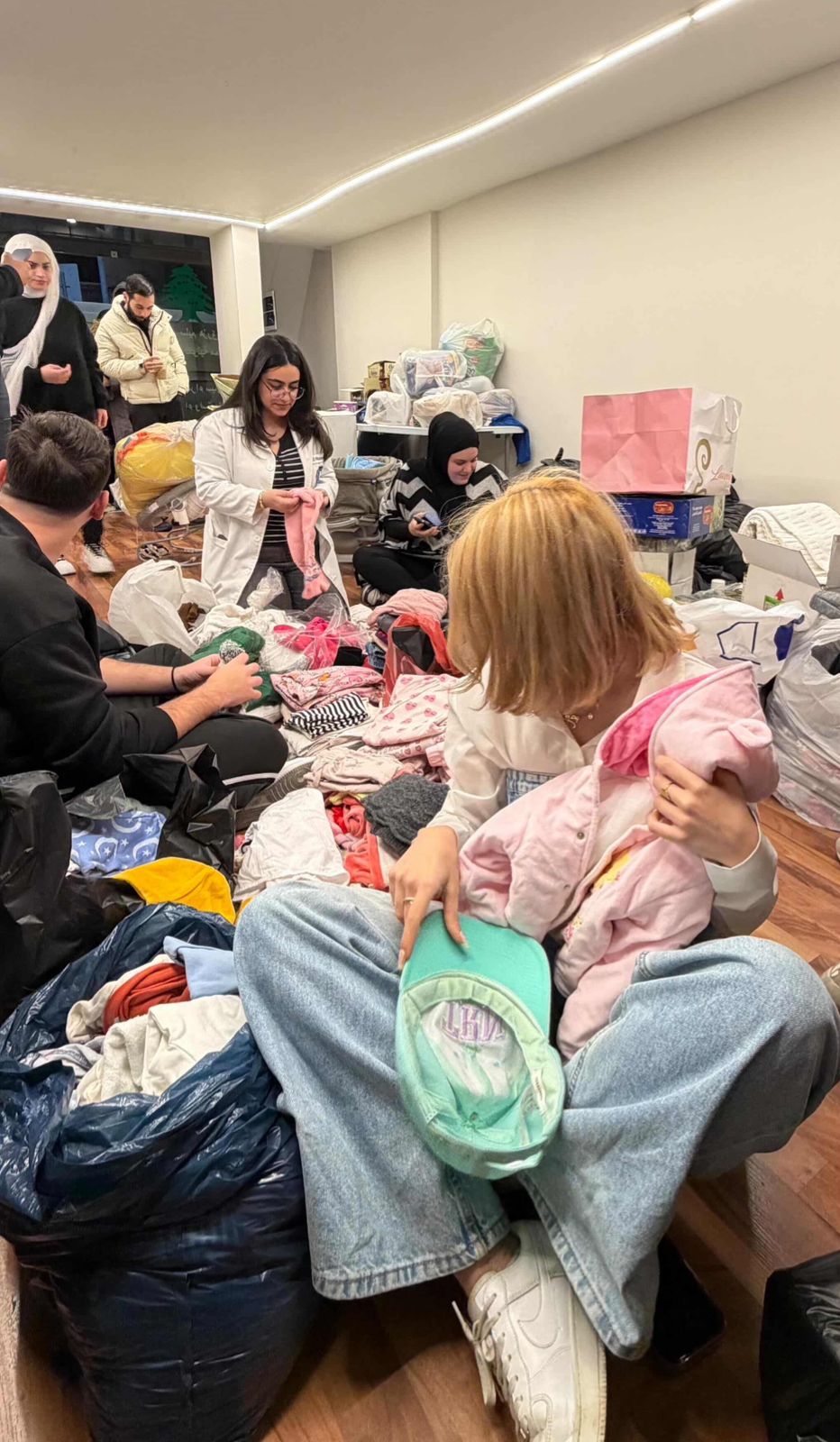 مؤثّرون لبنانيون يطلقون مبادرة لمساعدة المتضرّرين من الحرب.