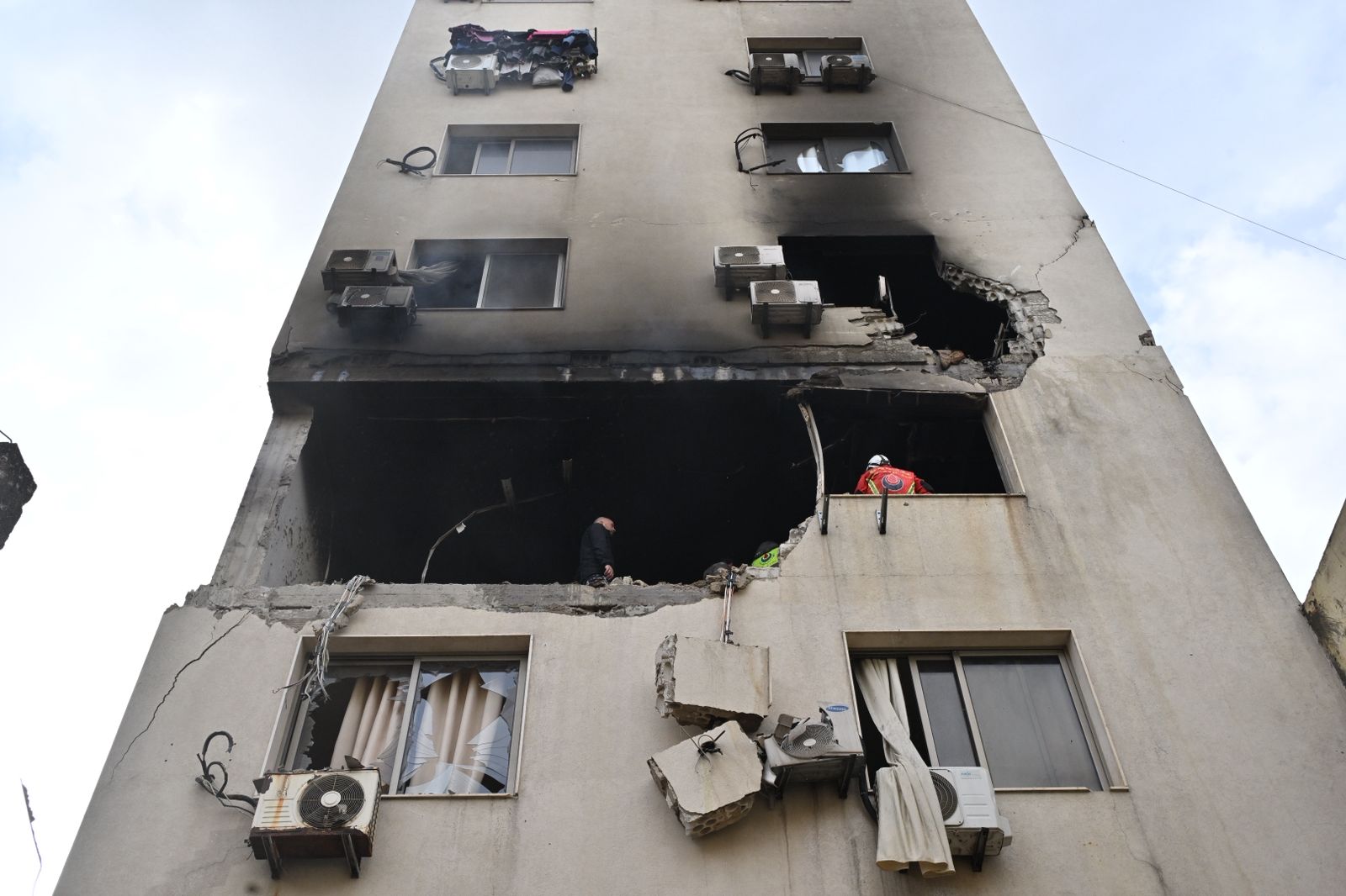 استهداف شقة في النبعة. (حسام شبارو)