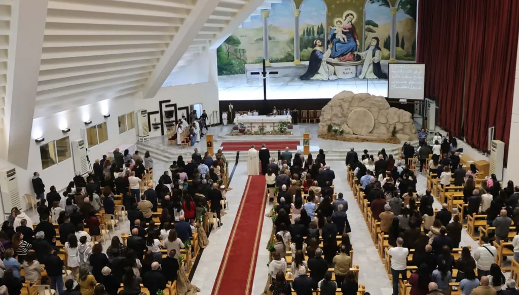 بالصور- اللبنانيون يحتفلون بعيد الفصح وسط دعوة إلى المحبة