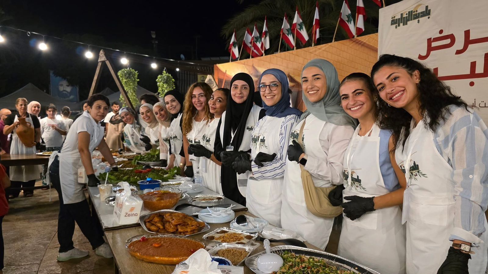 مأكولات لبنانية بأيدي مشاركات في المعرض.