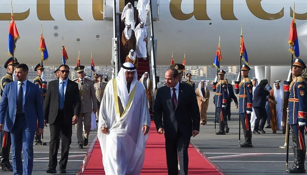 السيسي يستقبل رئيس دولة الإمارات بمطار القاهرة