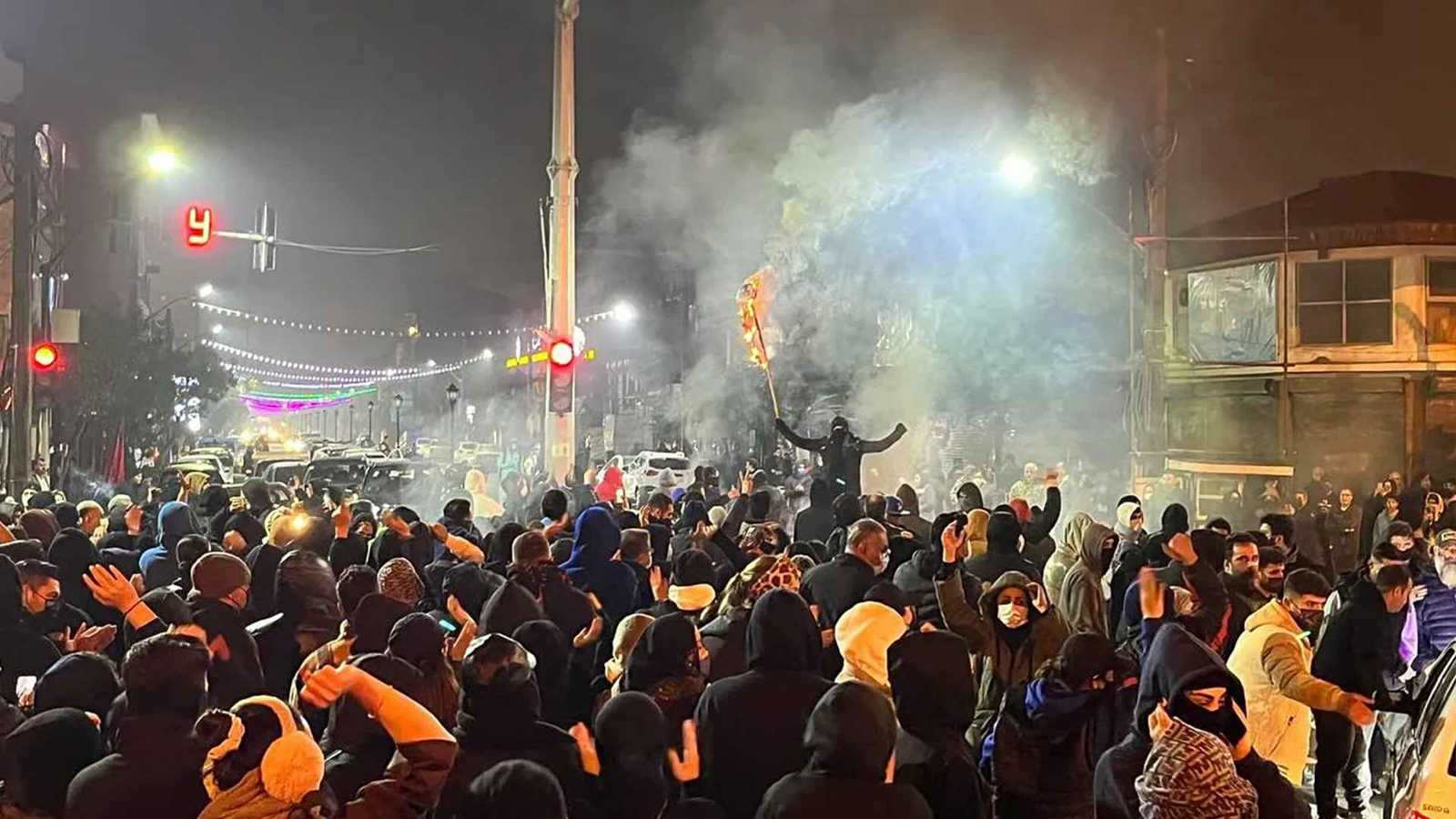 مشهد من المظاهرات في إيران (إكس)