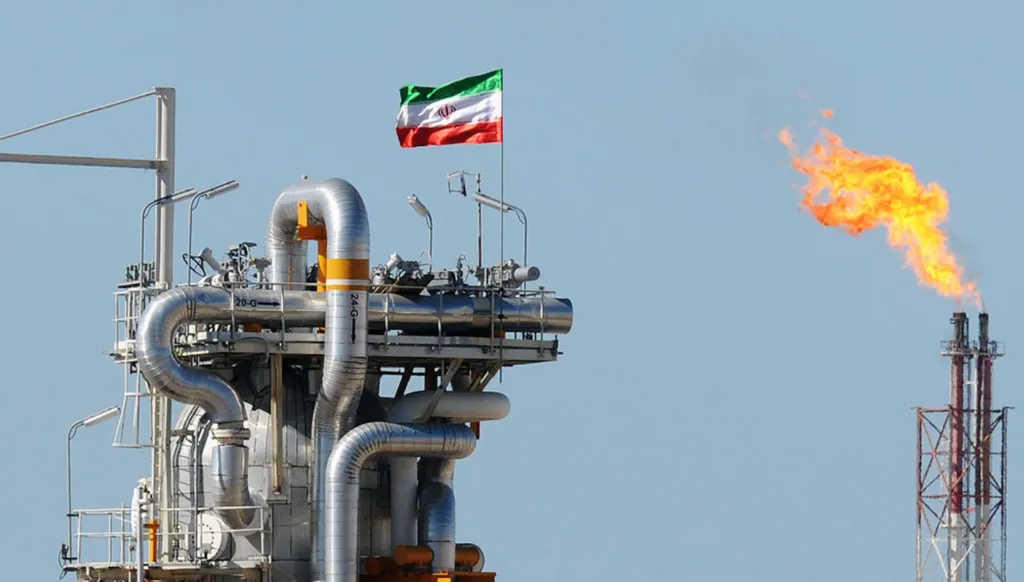 غولدمان ساكس: توقعات بانخفاض إنتاج النفط الإيراني وسط تغيرات سياسية وعقوبات أميركية مشددة