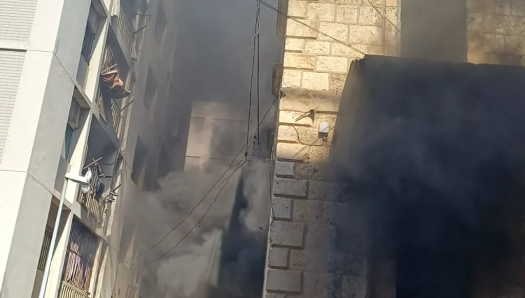 بالصور... حريق كبير داخل مبنى مهجور في القبة - طرابلس