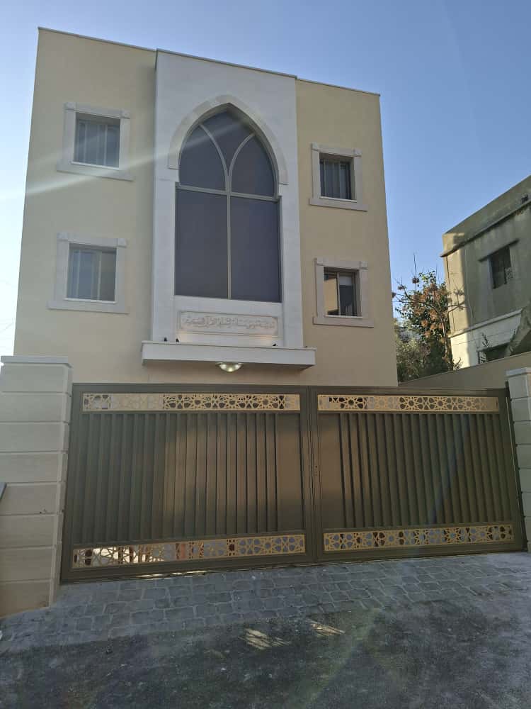 مبنى المدرسة.