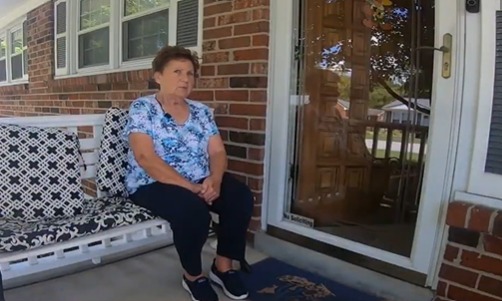 المرأة المسنّة تجلس أمام منزلها (اكس)