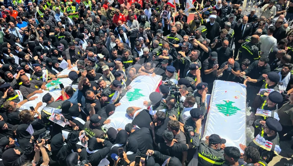 تشييع عناصر الدفاع المدني ضحايا الغارة الإسرائيلية في مجدل زون. (أحمد منتش)