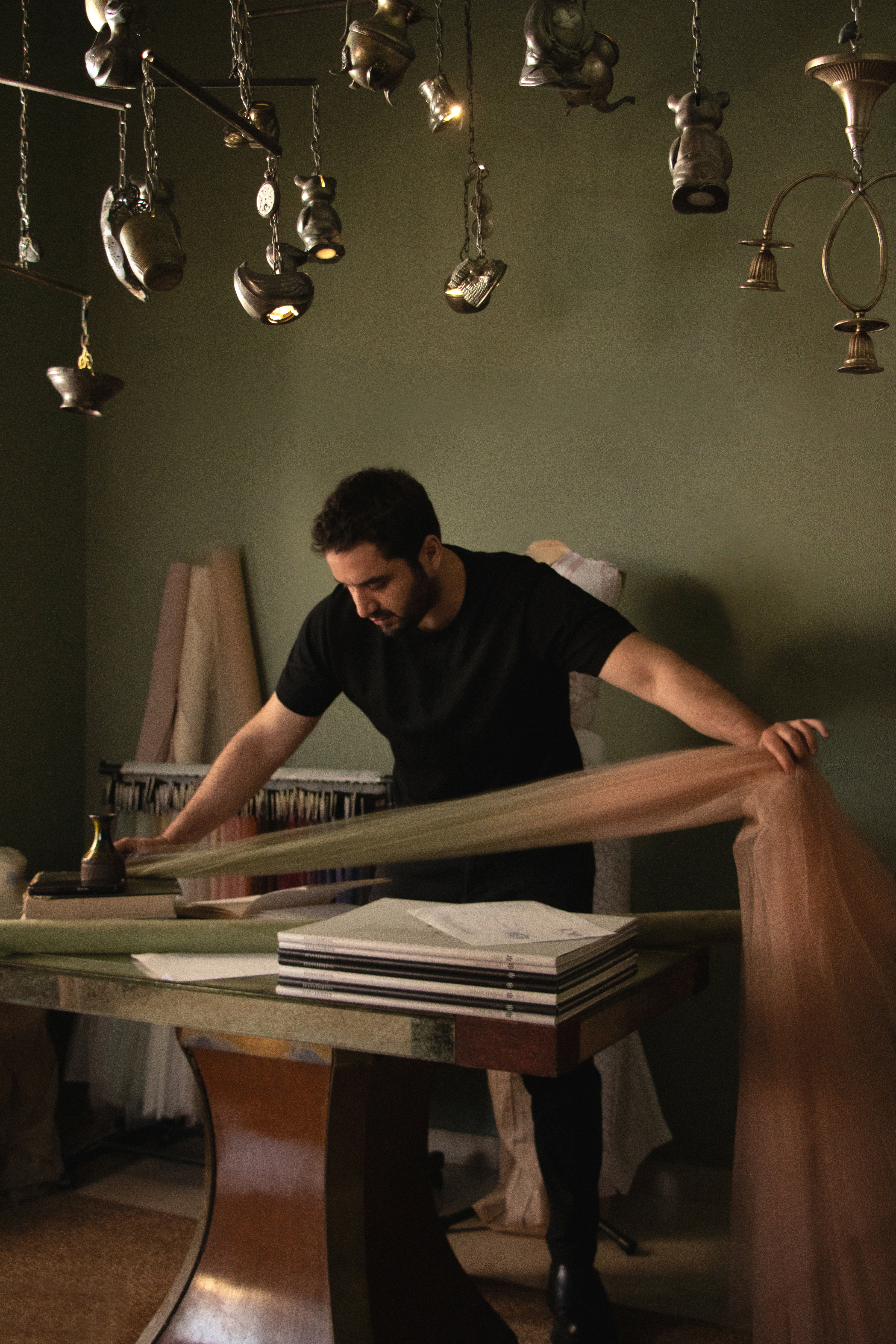 المصمم اللبناني حسن ادريس في مشغله (من مكتب المصمم)