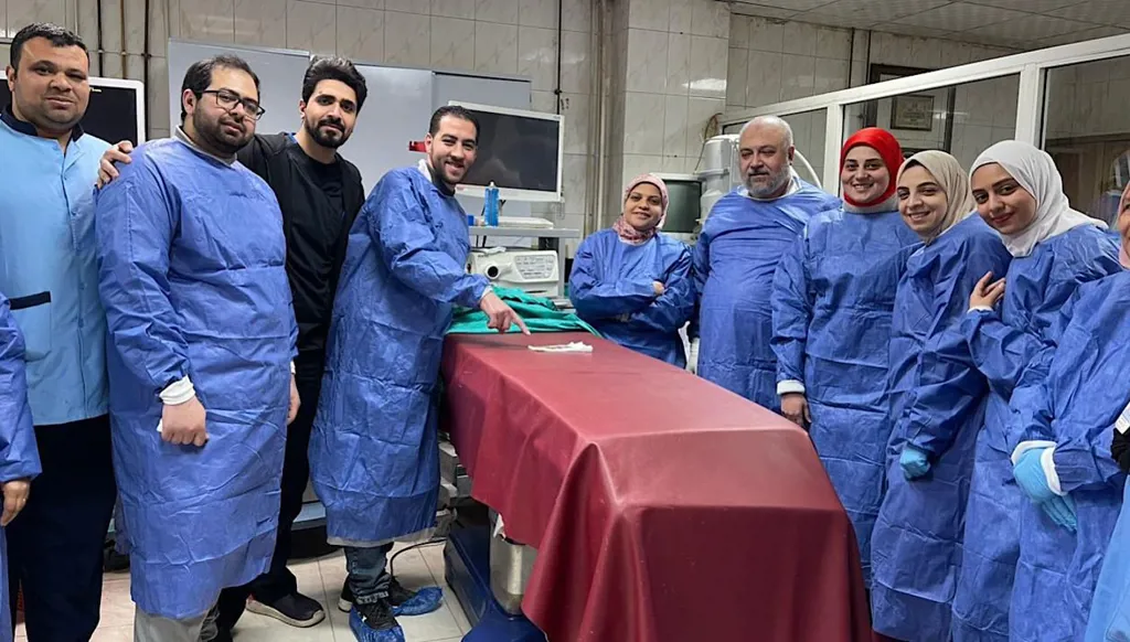 بالصور- استخراج 13 عملة معدنية من معدة طفل!