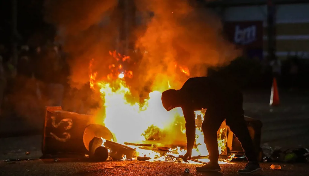 توترات وانتشار أمني كثيف... ماذا يحدث في إيرلندا الشمالية؟