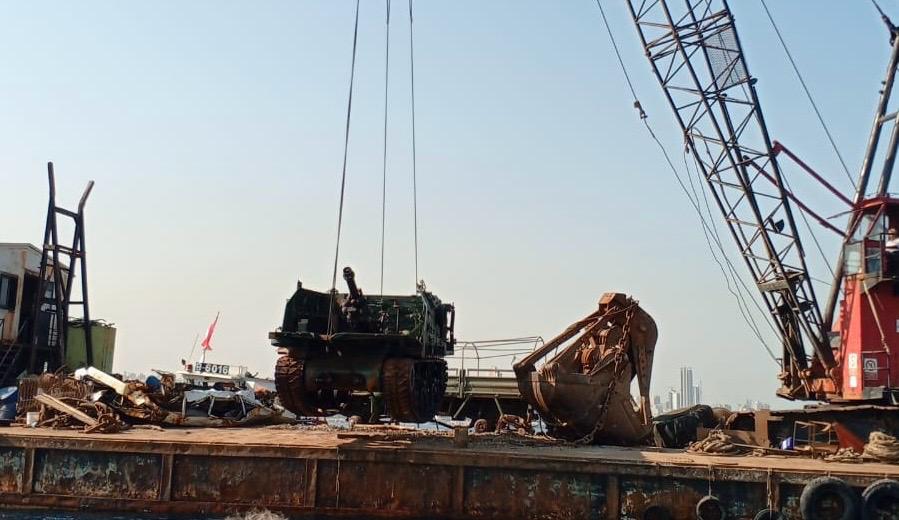 دبابة قديمة.