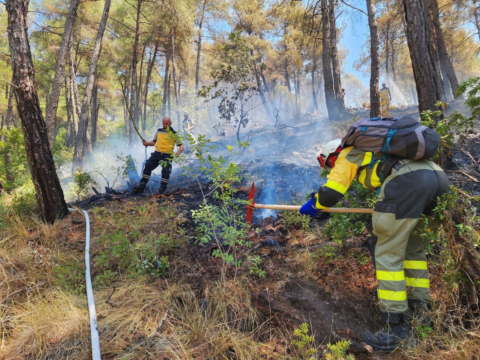جمعية درب عكار تشارك في إخماد حريق سوريا.