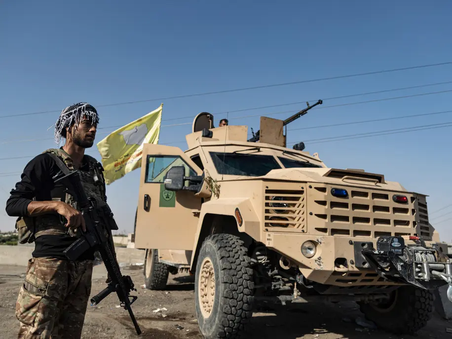 عنصران من قوات قسد (أرشيفية)