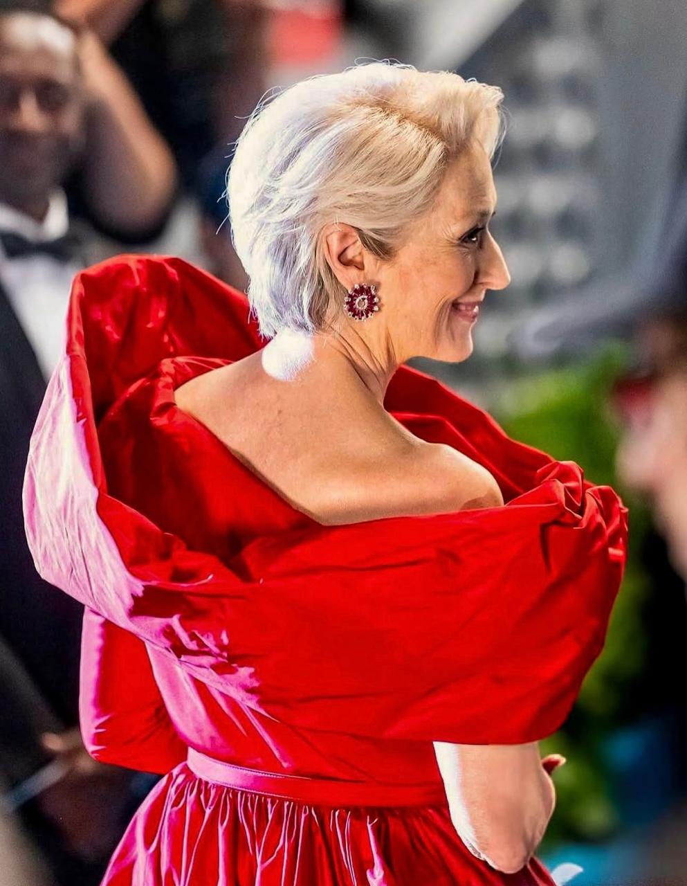 ميريل ستريب بالأحمر الجذاب (إنستغرام)