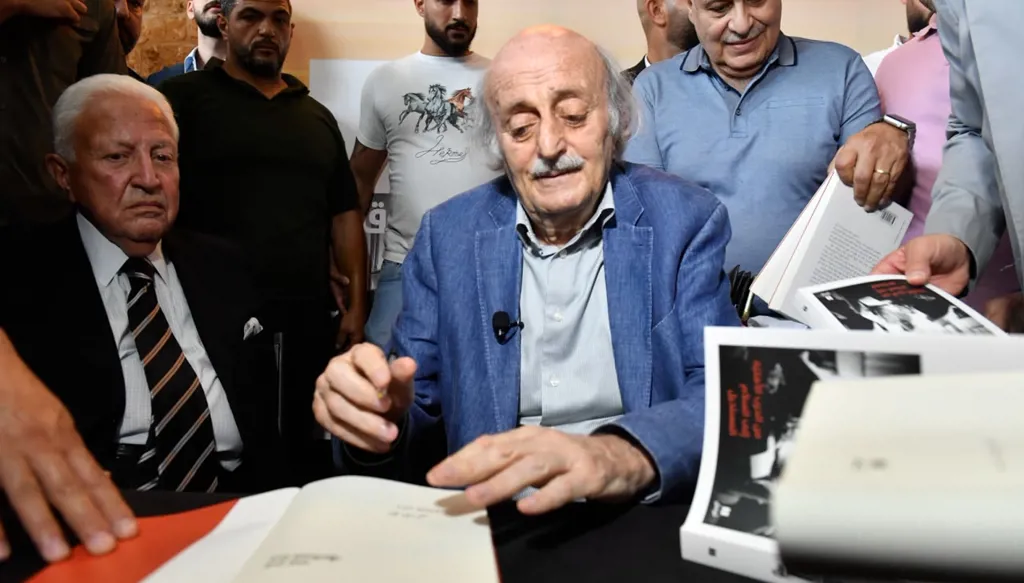 وليد جنبلاط وقّع "قدر في هذا المشرق" (حسام شبارو).