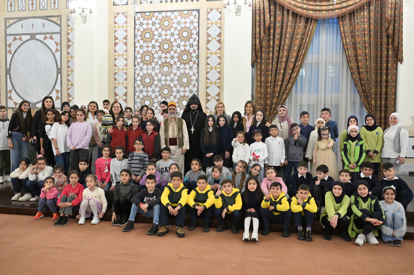 أطفال من مختلف دور الايتام