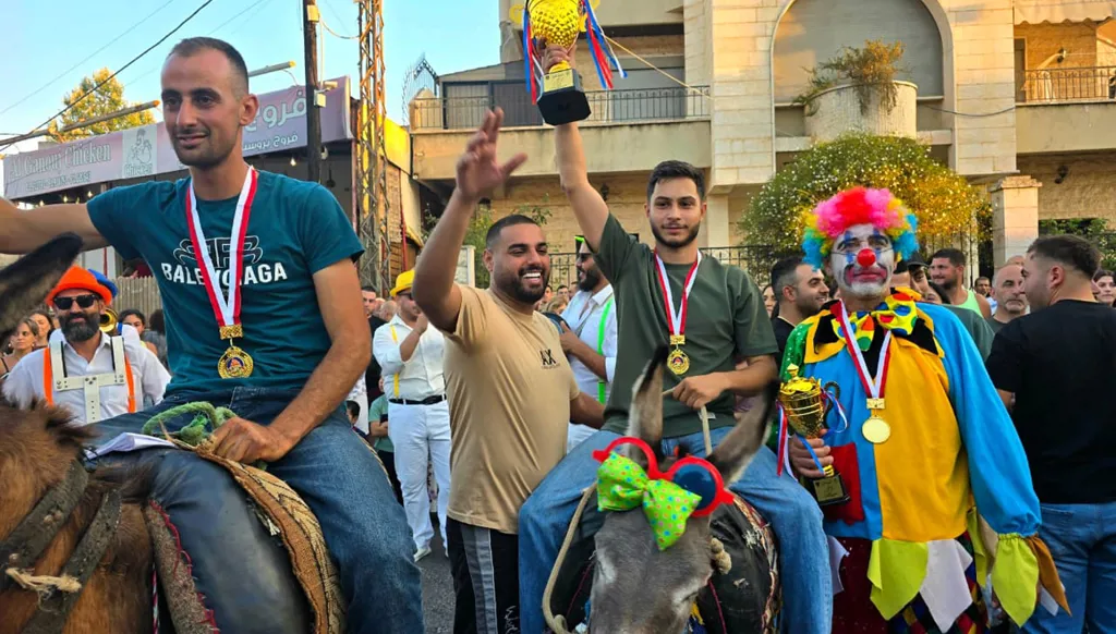 لبنان... سباق الحمير التقليدي في روم- قضاء جزين: رسالة تحدٍّ وأمل (فيديو وصور)