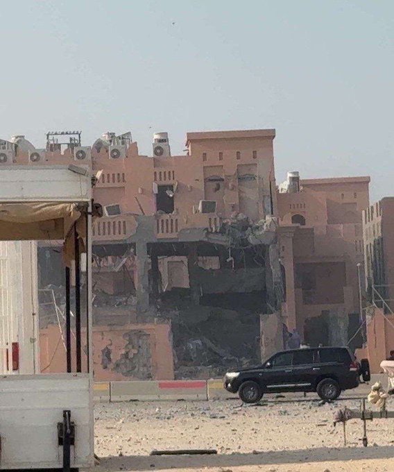 تُظهر هذه الصورة مبنىً في الدوحة تضرر جراء غارة إسرائيلية استهدفت قادة حماس.