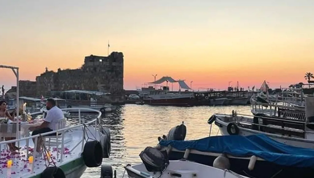 الأسماك التهمت معظم الجسد... مواطنون يتجمعون لمشاهدة هيكل عظمي على سنسول جبيل  (صورة)