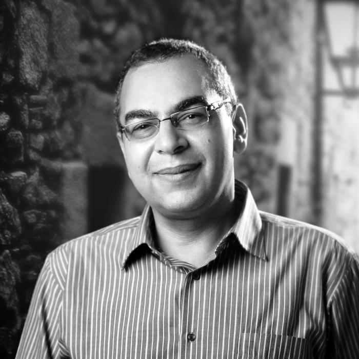 الكاتب والروائي المصري الراحل أحمد خالد توفيق. (الوطن)